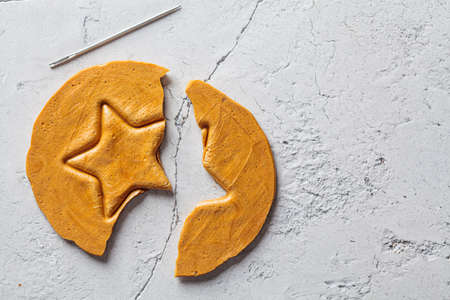 Dalgona Candy - South Korean treat. Round sugar cookie with a star inside, top view.の写真素材