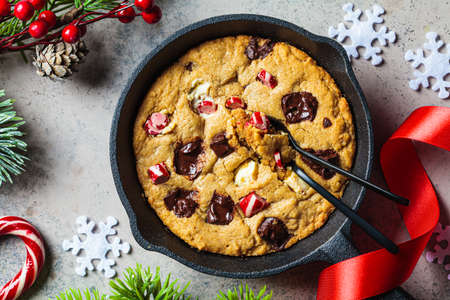 Christmas breakfast. Giant cookies with dark and white chocolate in a cast iron skillet, top view.の写真素材