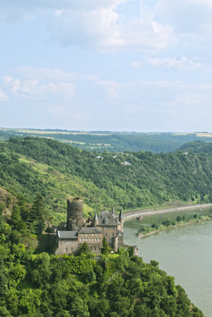 Katz Castle (German: Burg Katz), magnificent castle above the German town of St. Goarshausen in Rhineland-Palatinate, and river Rhienのeditorial素材