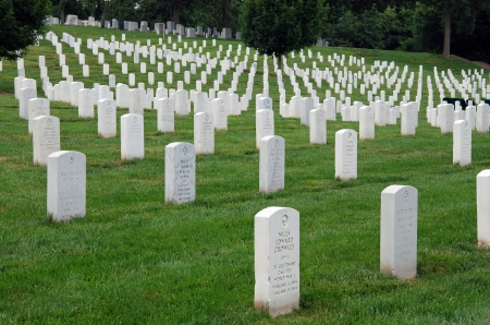 WASHINGTON DC - CIRCA JUNE 2009: Gravestones on Arlington National Cemetery circa June 2009 in Washington DC, USA. Headstones mark soldier graves who died in every conflict from Revolution to Sept 11.のeditorial素材