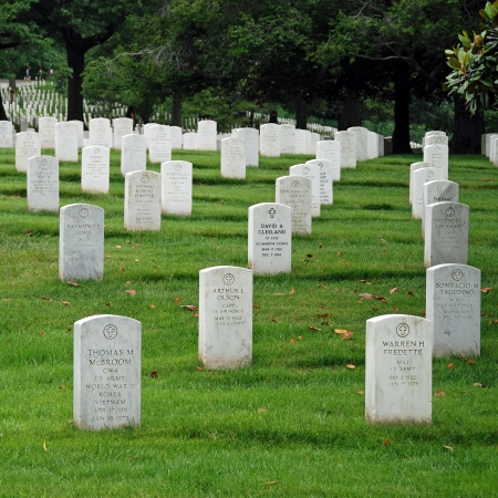 WASHINGTON DC - CIRCA JUNE 2009: Gravestones on Arlington National Cemetery circa June 2009 in Washington DC, USA. Headstones mark soldier graves who died in every conflict from Revolution to Sept 11.のeditorial素材