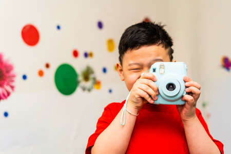 kid take picture by camera shootの写真素材