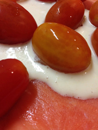 Fresh tomatoes on smoked salmon and salad creamの素材