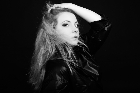 Beautiful girl blonde in black shirt on black background
の写真素材