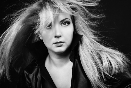 Beautiful girl blonde in black shirt on black background
の写真素材