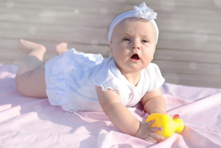 the little girl on the shore of the seaの写真素材