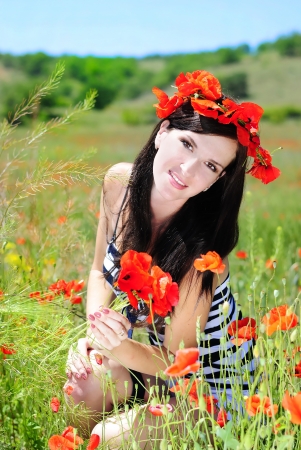 beautiful girl with a wreath of poppies in a field
の写真素材