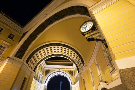 arch and watch the Winter Palace, St. Petersburg, Russia, 09/17/2016のeditorial素材