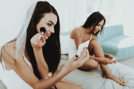 Young Girls Make-up Before Wedding. Hen-party. Beautiful Shiny Smile. Resting With Bride. Sunny Day. Good Mood. Young And Attractive. Happy Holiday. Face Brush. Pre-wedding Fun Concept.の写真素材