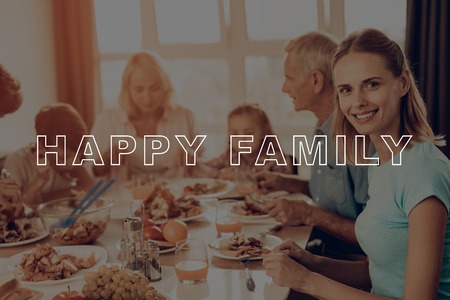 Celebrating Holiday. Have Fan. Holiday. Family. Smartphone. Traditional Dinner. Cups of Tea. Baked Turkey. Happy Family. Thanksgiving Day. Together at Home. Autumn Feast. Delicious Food.の写真素材