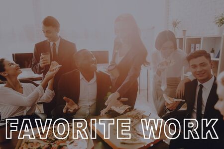 Caucasian People. Favorite Work. Work Meeting.Team Building. Work Environment. Staff Rest. Pizza Break.Happy Leisure. Spend Good Time. Joyful Time. Happy Moments. Relaxation Office Workers. Black Man.の写真素材
