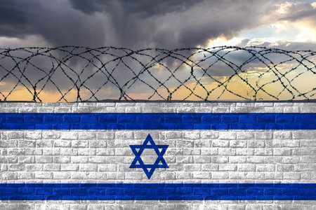 A half-filled glass of beer on the street against the background of a yellow Soviet barrel with the inscription BEER in Russian. High quality photoの写真素材