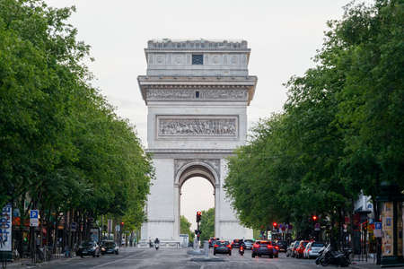 L'arc de Triomphe in Parisのeditorial素材