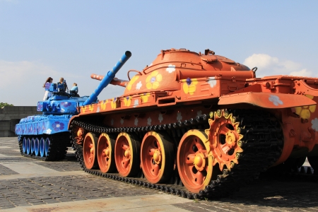 KIEV, UKRAINE- MAY 16: Hippie-painted tanks crossing barrels  in Museum of the Great Patriotic War  on  May 16, 2012 in Kiev, Ukraineのeditorial素材