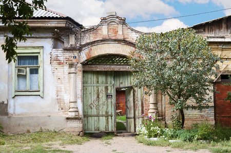 Russia. Orenburg. Gate of the old house with a sign "Caution: Angry dog". 08/15/2015のeditorial素材