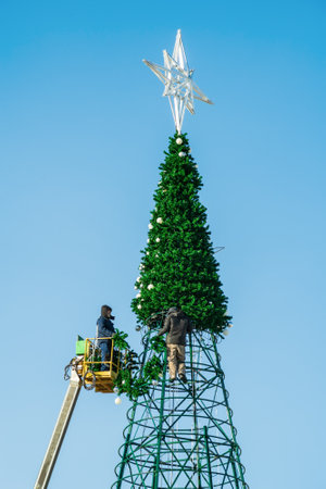 Orenburg, Russia - December, 20, 2020: Workers assemble the main city New Year treeのeditorial素材