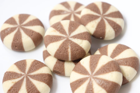 A plate of round, two-tone cookies with a swirl pattern.の写真素材