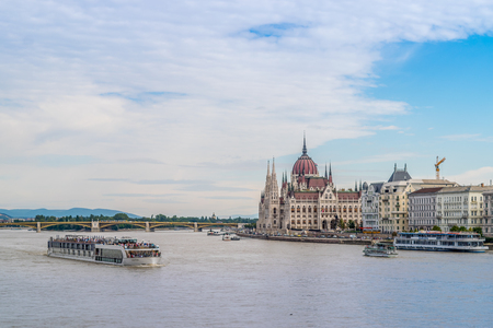 Foto de The Hungarian Parliament Building on the Danube river in Budapest, Hungary - Imagen libre de derechos