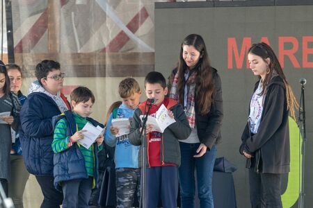 10.000 readers attempt to set a new GUINNESS WORLD RECORD in the category âMost people in a reading relayâ in Cluj Napoca, Romaniaのeditorial素材