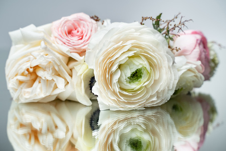 Bouquet of white roses lying on the mirror.の写真素材
