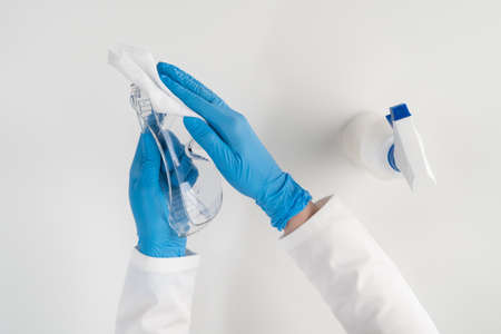 After use, the doctor wipes the safety glasses with a rag with an antiseptic for disinfection.