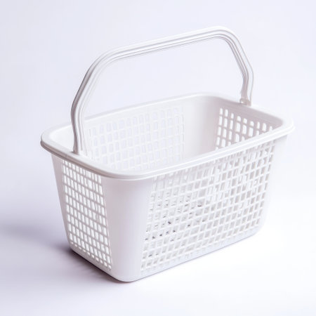 This sturdy plastic laundry basket is designed for efficient organization of clothes and home essentials. Its lightweight design makes it easy to carry and use daily.の素材