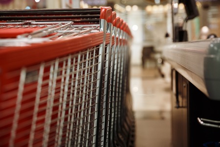 Photo a lot of shopping trolleys in supermarketの写真素材