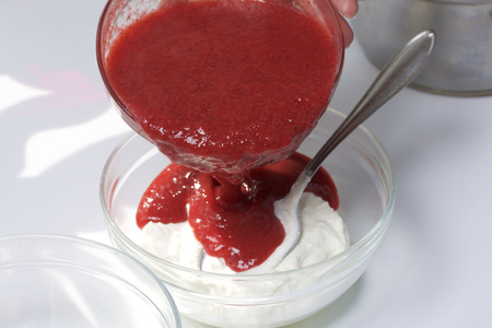 Cheesecake of cottage cheese and strawberries. Cooking process. Mixing of strawberry puree and cottage cheese.の写真素材