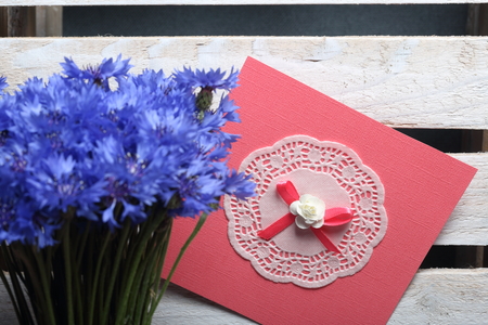 Bouquet field cornflowers and a greeting card. Cornflower or Blue (Centaurea cyanus), with spider-woolly linear-lanceolate leaves and blue flowers.のeditorial素材