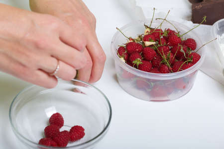 Peeled Raspberry Woman peels raspberries. Levington cake, stages of preparation.の写真素材 ...