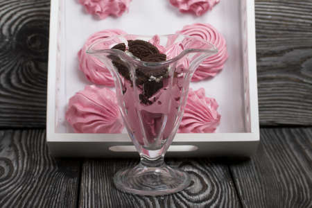 Cooked marshmallows on a white wooden tray. Stands on wooden planks. Nearby is a bowl with marshmallows and biscuits.の写真素材