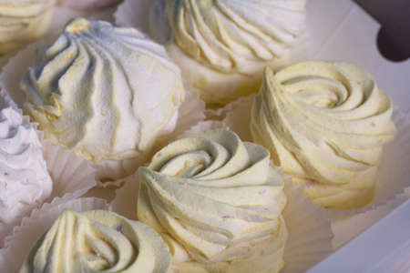 Homemade marshmallows on a tray. Zephyr in powdered sugar, lying in rows. Photographed in close-up.の写真素材