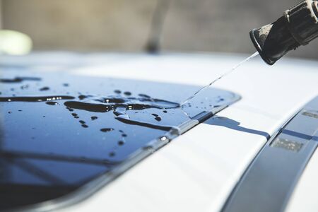 Manual car wash with pressurized water