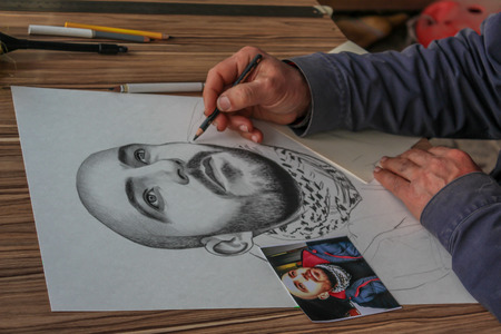 IZMIR, TURKEY - MARCH 30: A painter who is drawing pictures on March 30, 2015 in Izmirのeditorial素材