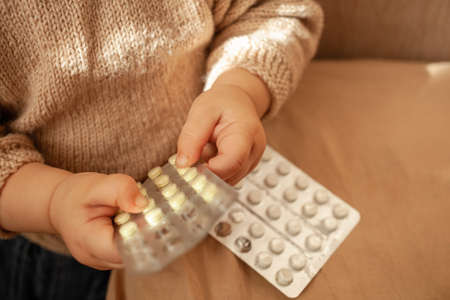 The child took out pills, the girl is playing with medical medicine, a one-year-old child can eat...