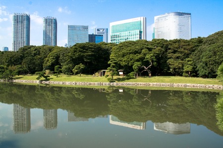 Calm pond in Hama-rikyu garden, Tokyo, Japanのeditorial素材