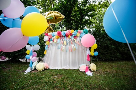 decoration with balloons for a baby birthday party