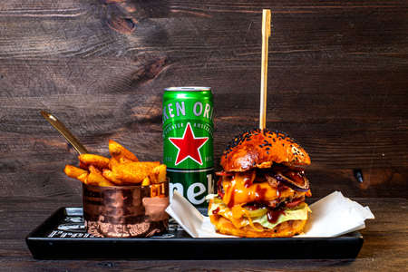 Burger bun bier beef cheese black plateのeditorial素材