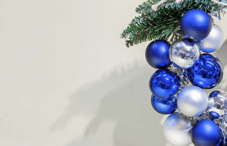 Christmas wreath with dark blue and white Christmas balls on a light background.の写真素材