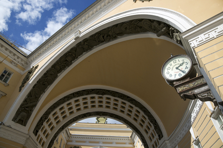 Street clock and the arch of the General Staff building in St. Petersburgのeditorial素材