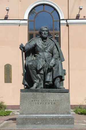 St. Petersburg, Russia - August 06, 2018: Monument to I.S. Turgenev in St. Petersburg in the park on Italian Streetのeditorial素材