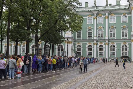 St. Petersburg, Russia - August 12, 2018: The queue at the State Hermitage Museum in St. Petersburgのeditorial素材