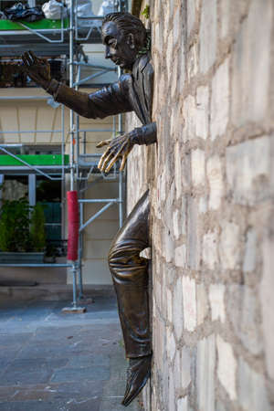 Paris, France - July 05, 2018: Sculpture Walking Through Walls in Montmartre in Parisのeditorial素材