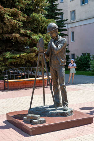 Belgorod, Russia - July 08, 2021: Bronze Monument to the builder in Belgorod at Grazhdanskiy Avenueのeditorial素材