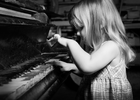 girl playing on an  piano の写真素材