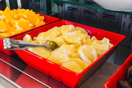 fresh sliced oranges in red bowl close up viewの写真素材