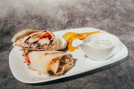 close up chicken wrap with tomatoes cutted in two partの写真素材