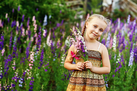Portrait of a little girl with wildflowersの写真素材
