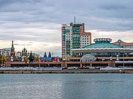 view of the Miass River in the city center, autumn, cloudy weather, gray cloudy sky, Chelyabinsk, Russia.の写真素材
