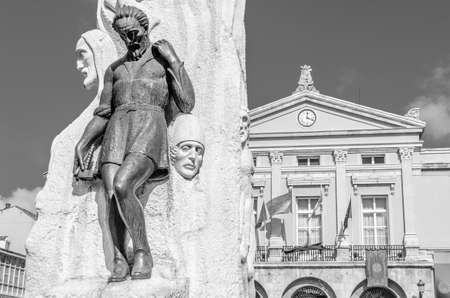 PALENCIA, SPAIN - MARCH 27, 2016: View of the statue called "Monument to Alonso Berruguete", made in 1963 by the sculptor Victorio Macho in 1963, located in the main square of Palencia (Castile and Leon), Spainのeditorial素材